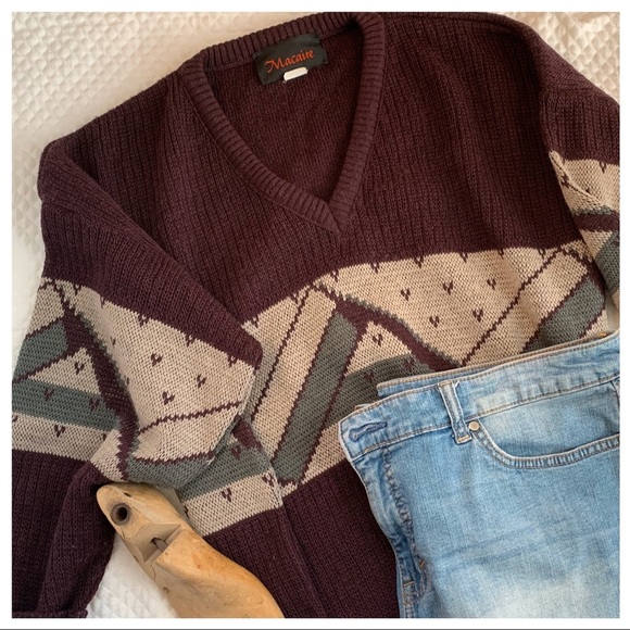 {Macaire} Women’s WOOL V-Neck Sweater - Picture 2 of 4